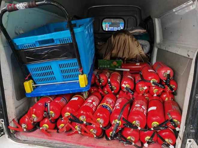 两男子冒充街道消防办要求200余商户换灭火器被刑拘
