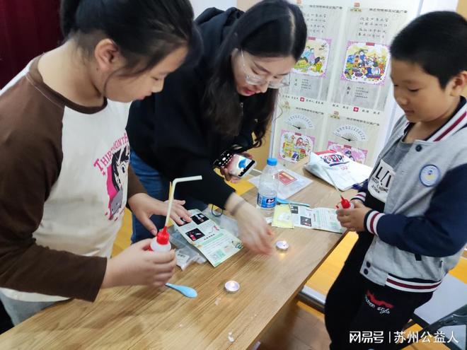 自制消防灭火器 争做小小消防员