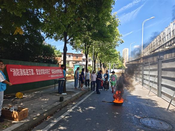 武昌区白沙洲街道八铺街社区开展 “消防演练进万家安全你我共同行”消防安全宣传活动